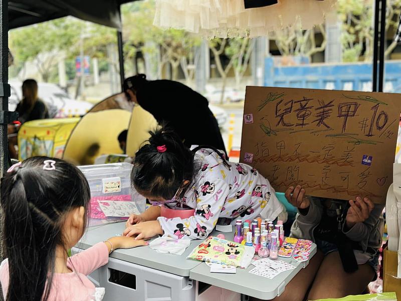 爸媽和小老闆一起團隊合作、親子共學