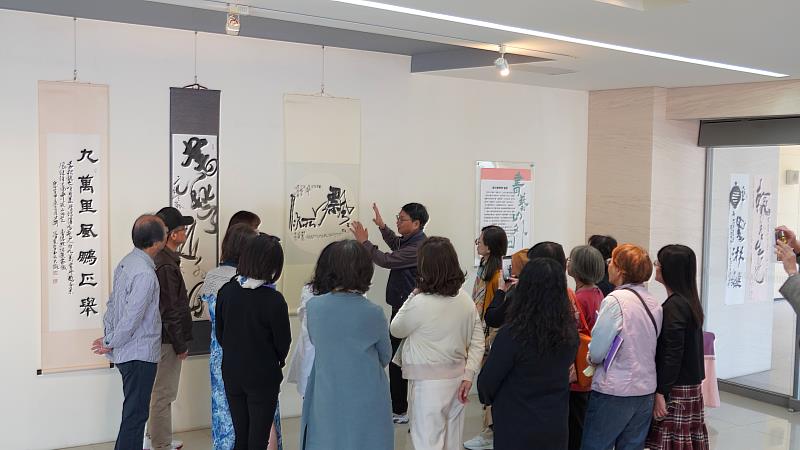 黑白書會由詹坤艋老師指導，於展覽現場向貴賓導覽