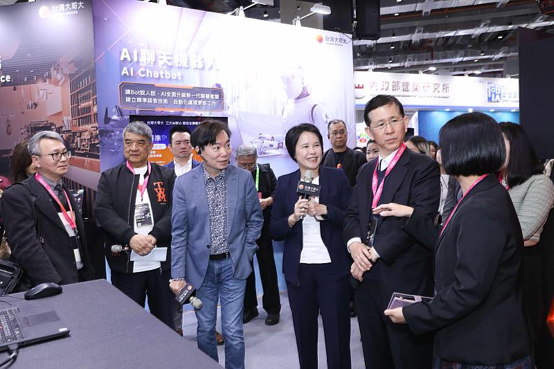 數位發展部部長黃彥男(右1)對於企業如何運用科技打造智慧永續未來表示認同。(左起：數發部部長室簡任秘書郭議仁、台灣大技術長揭朝華、台灣大資訊長蔡祈岩、台灣大企業服務事業商務長朱曉幸)