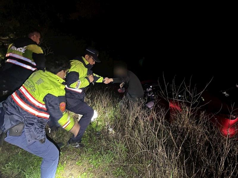圖2 竹市南寮派出所深夜救援，成功將男子從田間救出。