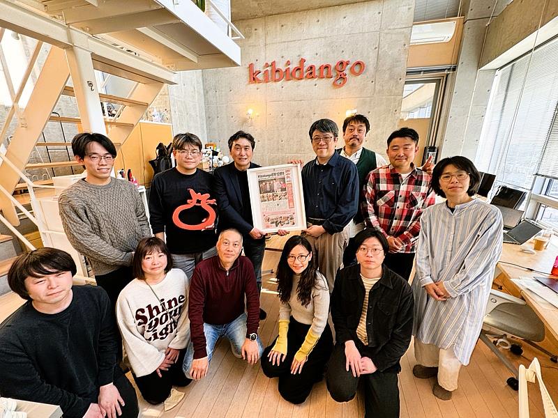 有你共創團隊前往日本贈送 kibidango 十二周年禮。圖／有你共創提供