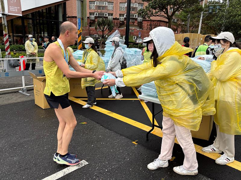 淡江大學志工團於萬金石馬拉松，為參賽選手遞送物資。（圖／淡江大學提供）