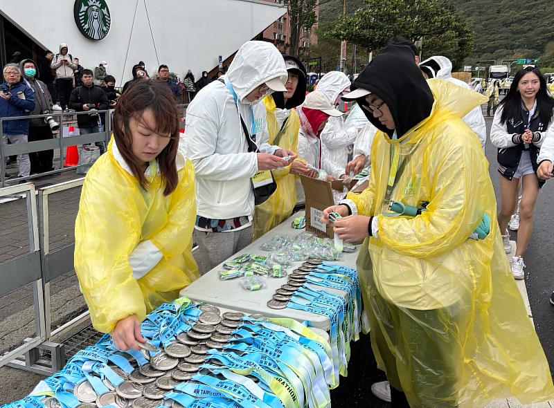 淡江大學跨世代志工們熱血服務萬金石馬拉松賽事，分組協助各項事務。（圖／淡江大學提供）