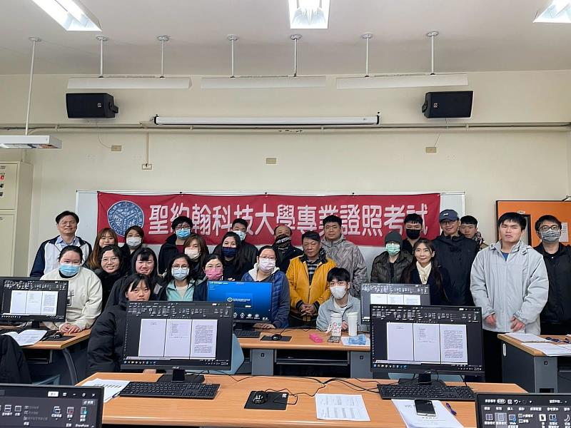聖約翰科技大學 MOS 專業證照班 圓滿結束,學員與蔡易樺講師合影,學員從課程學習中收穫滿滿。