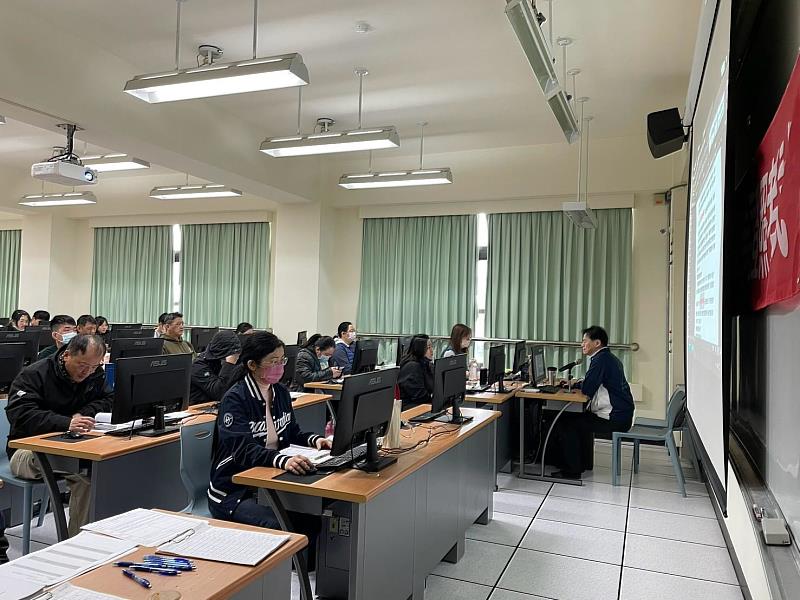 課程進行中,學員專注聆聽蔡易樺講師解說,透過實作學習 Microsoft Word 進階應用,提升專業技能。