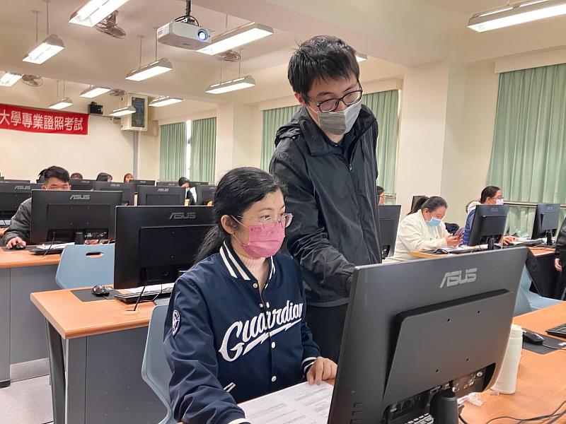 陳韋綸講師細心指導學員操作Word進階功能,確保學生熟悉考試內容,提升應試信心。