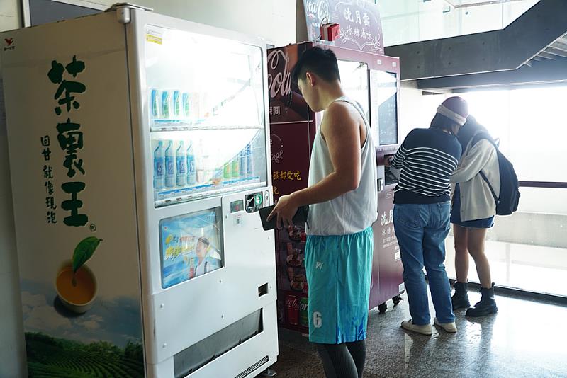 文大體育館引進各類自動販賣機,販售滷味、吐司、泡麵等食品,以及各種能量飲料,讓運動更便利、更有活力。