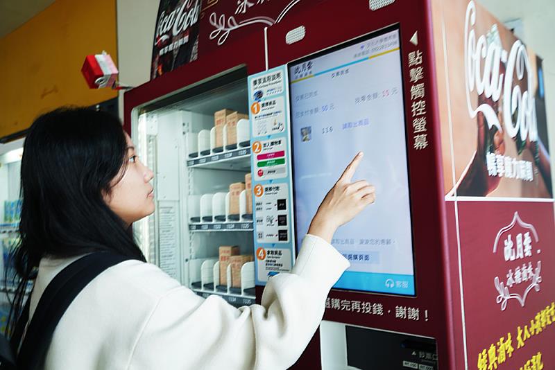 文化大學引進滷味自動販賣機,多元支付很便利。