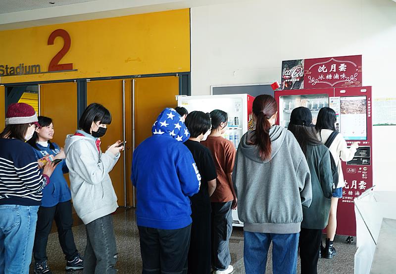 滷味自動販賣機的引進迅速在校園內掀起討論熱潮,體育館二樓大排長龍搶搭熱潮。