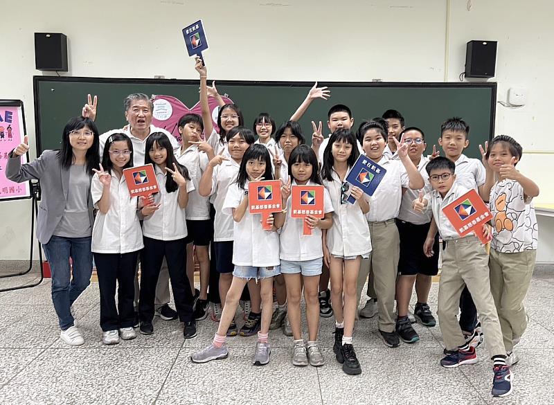 凱基慈善基金會執行長曾錦隆(後排左二)親訪偏鄉小學，關心孩童用餐及需求。