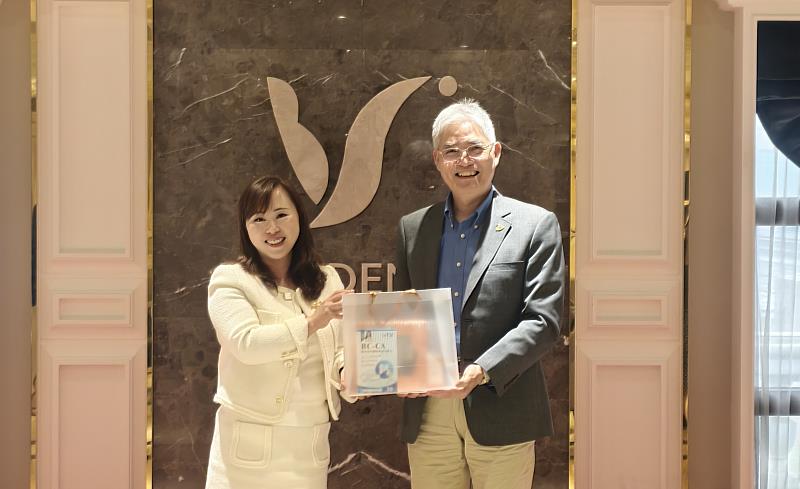 南華大學拜訪佐登妮絲城堡,敦親睦鄰深化合作,高俊雄校長(右)致贈禮品給佐登妮絲陳佳琦執行長(左)。