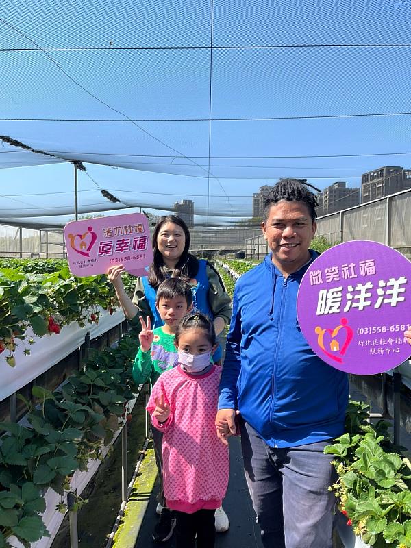 這次受邀的弱勢家庭的家長顏先生(右1)感謝竹北社福中心邀約，這是他孩子們第一次採草莓與孩子玩得很開心