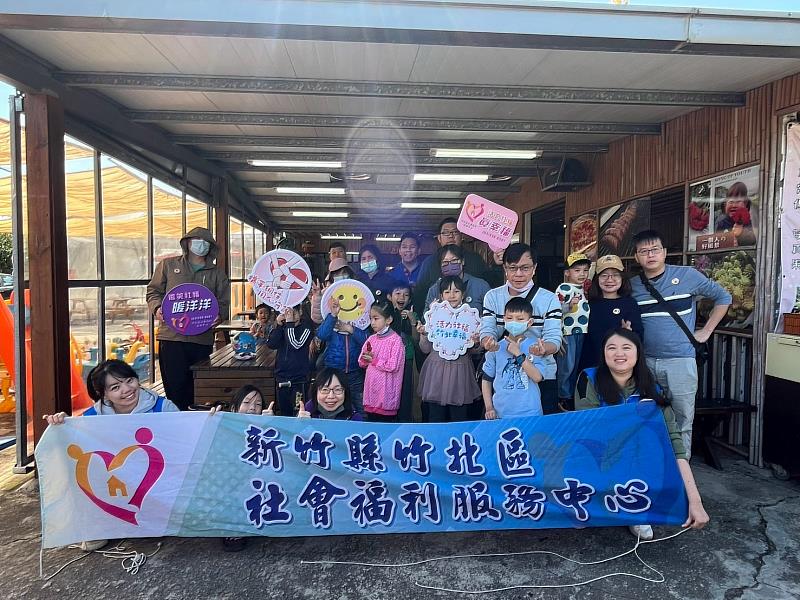 竹北區社會福利服務中心辦理一場促進親子關係活動，共有10組親子家庭熱情參與，其中也邀請3組弱勢家庭共同參與