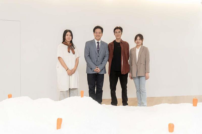 圖5：邱臣遠代理市長與施淑婷處長、藝術家羅聿綺、陳實跟《出水》作品。