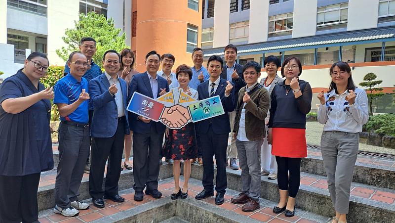 南臺科技大學與國立土庫高級商工職業學校今日舉辦策略聯盟簽約儀式，由兩校校長代表簽署合作協議。兩校校長及多位師長親臨觀禮，共同見證這項具有重要意義的合作，象徵雙方將攜手在教育領域展開更緊密的交流與合作。