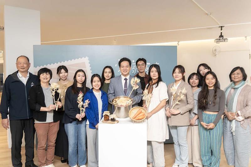 圖1：邱臣遠代理市長與施淑婷處長、凃東良區長和藝術家、創作者及貴賓大合照。