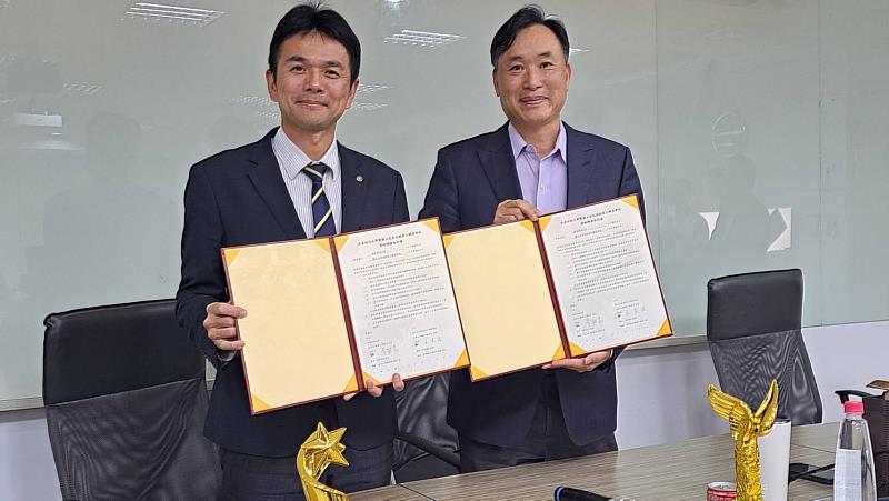 簽約儀式由南臺科大校長黃能富與土庫工商校長吳星宏共同主持，雙方代表簽署合作合約，象徵兩校在AI教育領域攜手邁向新里程碑。