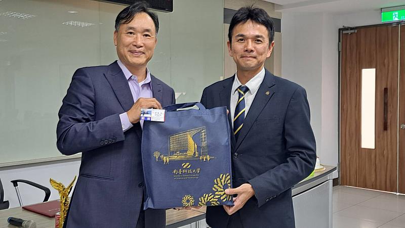 南臺科大校長黃能富與土庫工商校長吳星宏互換禮物。
