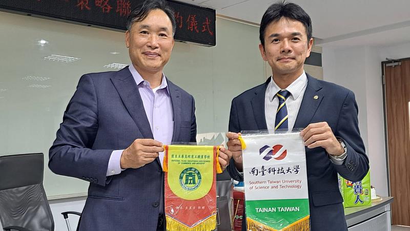 南臺科大校長黃能富與土庫工商校長吳星宏互換錦旗。
