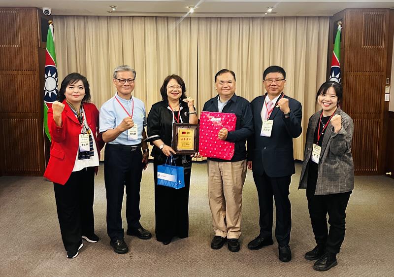 114年高雄市優秀青代表團前往中鋼公司拜會致敬-救國團致贈禮品及感謝牌