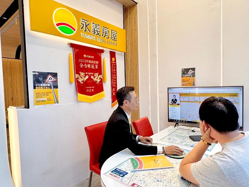 「多幫客戶著想，在小的細節都要誠實告知」不僅是游智凱店東(圖左)的堅持，更指導團隊也要落實。(永慶房產集團提供)