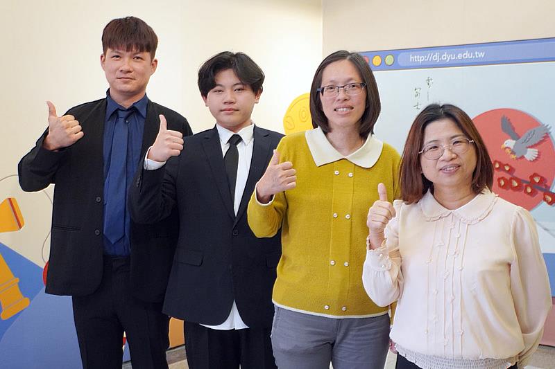 大葉大學應日系李美麗老師(右二)與林美秀老師(右一)恭喜張國程(左一)與潘子辰(左二)將赴日留學