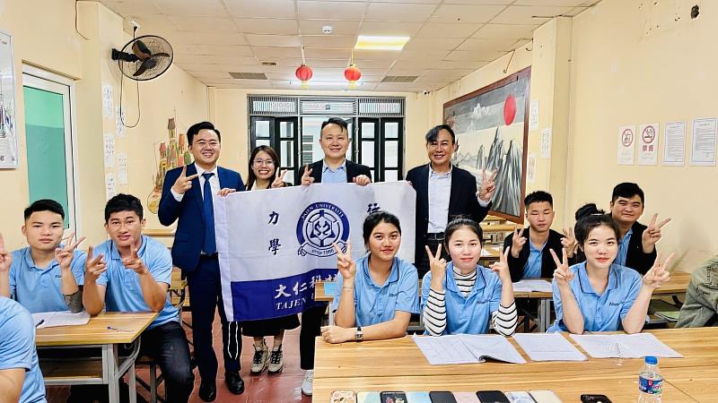 與當地語言中心交流華語課程及提升華測水平