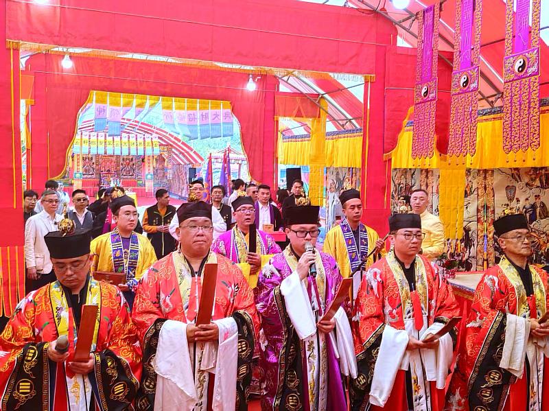 韜寶財神法會由多位高功法師共同主持，場面盛大(照片提供/財寶府庫)