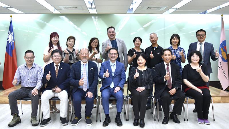 僑委會副委員長阮昭雄與大洋洲客屬總會理監事團合影