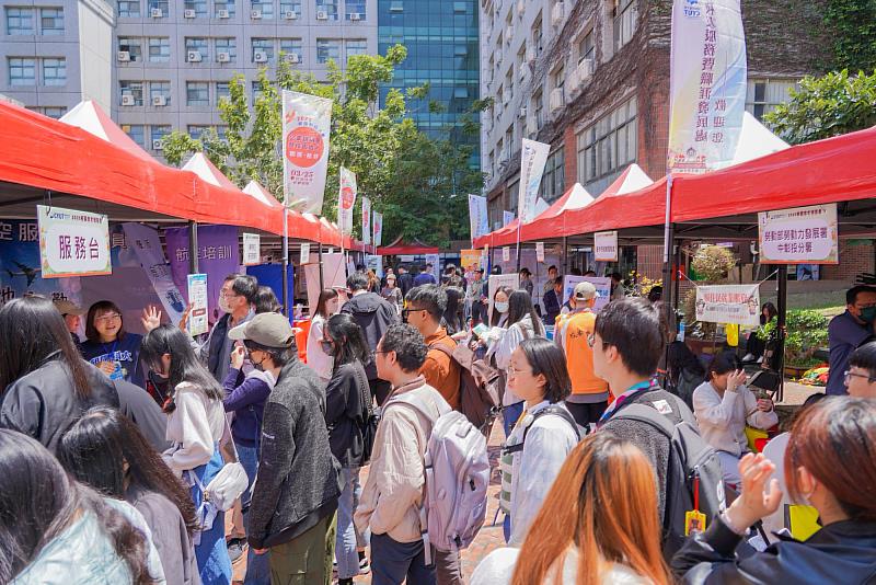 近百家優質企業及上市上櫃公司參與朝陽科大校園徵才活動,釋出上萬職缺,就業媒合率高。