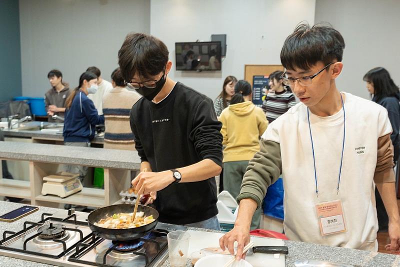 南大學生分享,釜山外語大學課程規劃結合理論與實作,有助於語言運用與跨文化互動