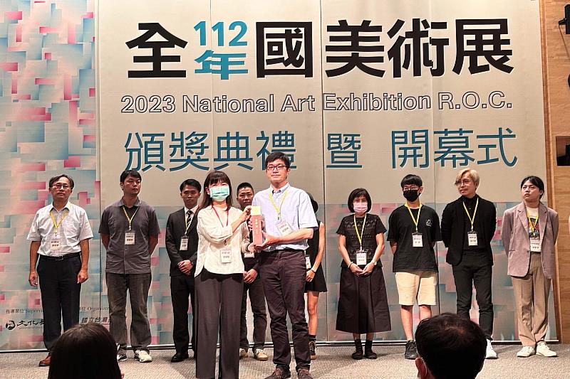 南大紀冠地老師榮獲112年全國美術展水墨類第一名