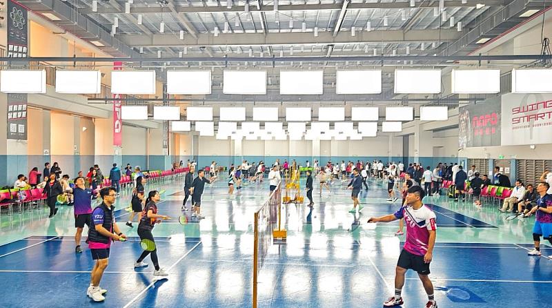 2025年北區EMBA羽毛球聯誼賽吸引14校35組選手近600人參與
