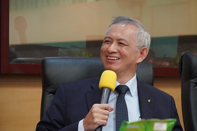 臺科大產學創新學院院長邱煌仁介紹論文獎。