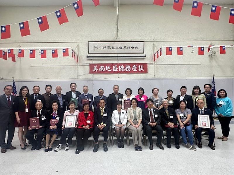 僑委會委員長徐佳青(前排中)、駐休士頓辦事處處長蕭伊芳(前排右5)與新、續任僑務榮譽職人員合照