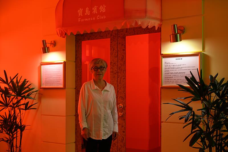 吳瑪悧，《寶島賓館》，1998，木板、粉紅色泡棉、紅燈泡、沙發、保麗龍、金木框等，場地依尺寸而定。（圖片：藝術家提供）。