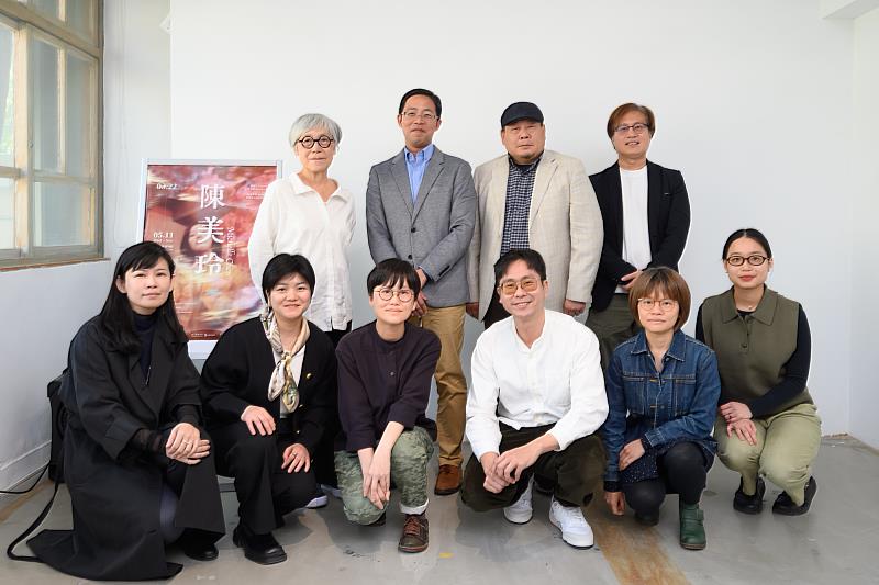 「陳美玲」開幕合影。後排左起藝術家吳瑪悧老師、國家文化藝術基金會副執行長李拓梓、有章藝術博物館館長李宗仁、寶台機構總經理柯振良，前排左起藝術家莊馨怡、策展人長椅小姐(杜依玲)、藝術家辛佩宜、明日和合製作所張剛華、藝術家洪瑋伶、藝術家李芳吟。（攝影：ANPIS FOTO 王世邦 / 圖片：藝博館與長椅小姐提供）。