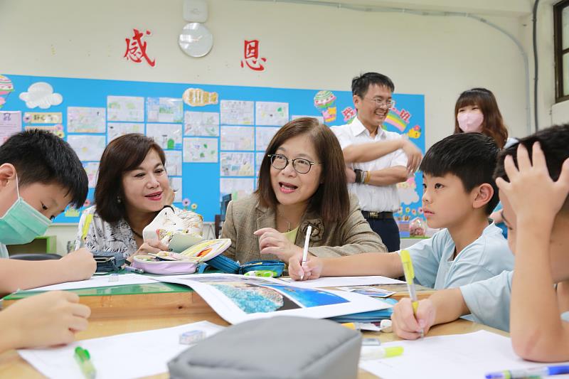 海洋委員會主委管碧玲與基隆市副市長邱佩琳113年5月30日出席基隆市建德國小OSS教材公開觀課，並加入學生團隊討論海洋與人類的關係
