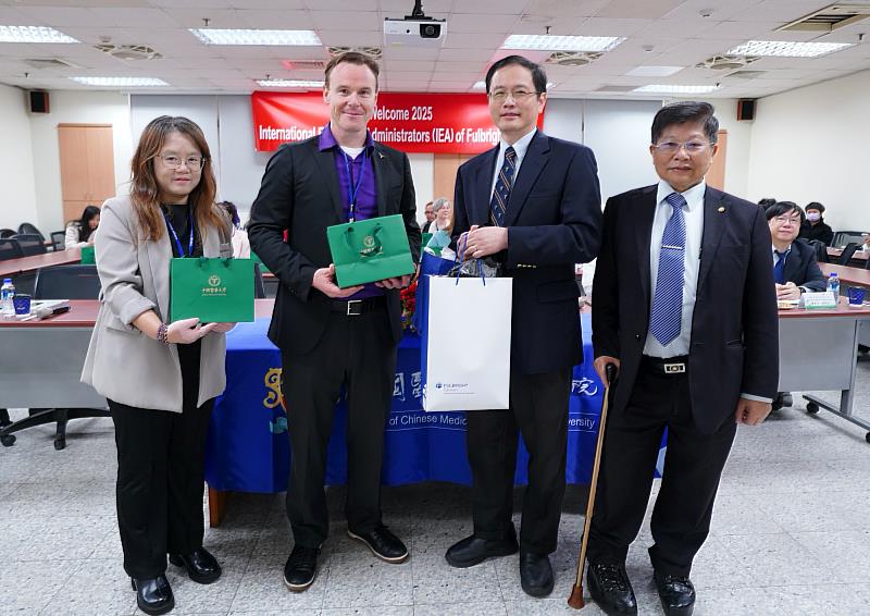 中國醫藥大學郭樹勳副校長、王陸海副校長與Fulbright Taiwan學術交流基金會暨2025美國大學國際教育主管訪問團互贈禮物留念。