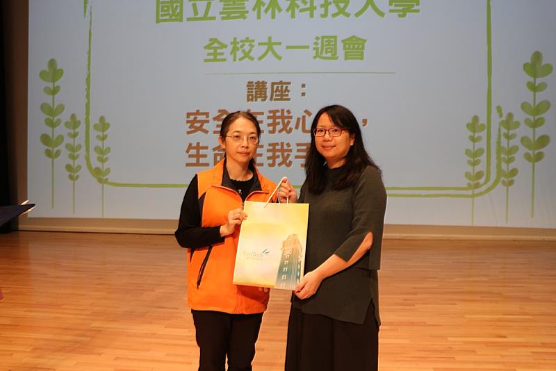 軍訓組組長頒發感謝狀