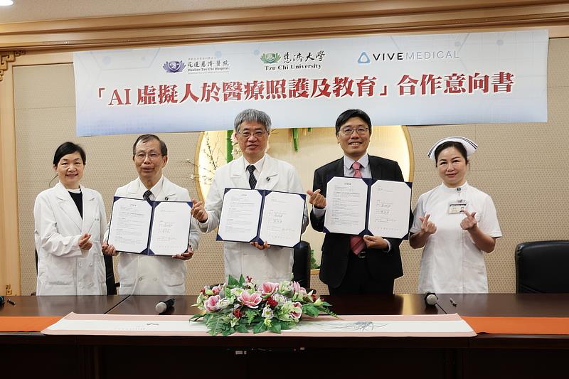 花蓮慈濟醫院、慈濟大學今與HTC(宏達國際電子股份有限公司)今日簽署「AI虛擬人於醫療照護及教育」合作意向書(MOU),對未來的智慧醫療照顧及醫學教育的開展樹立重要的里程碑。左起花蓮慈院教學部主任朱紹盈、花蓮慈院副院長吳彬安、花蓮慈院副院長兼慈濟大學副校長陳宗鷹、HTC資深副總經理鮑永哲、花蓮慈院護理部主任鍾惠君。