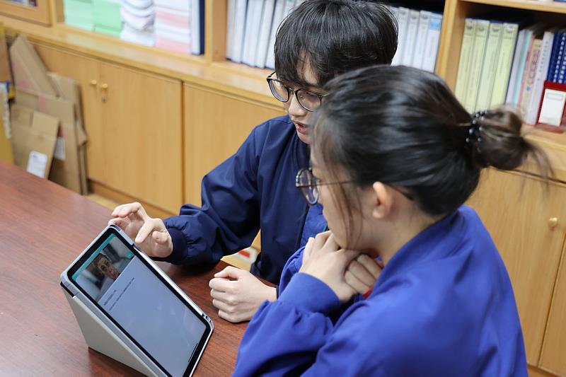 花蓮慈院血液透析室資深護理師高家萱利用生成式AI虛擬病人,指導學妹瘻管穿刺的重要知識與技能。