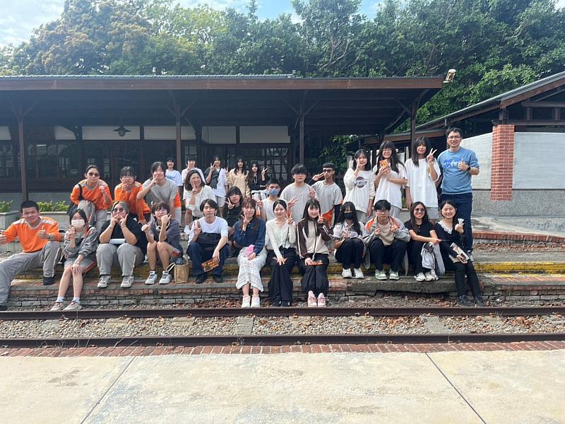 台日師生開心在溪湖糖廠內合影