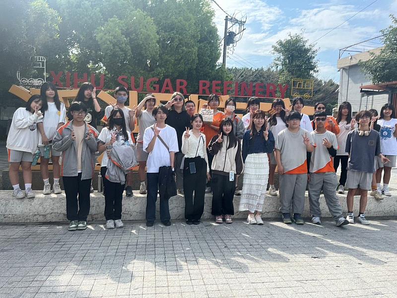 大葉大學應日系帶日本宮崎大學學生與成功高中交流，在溪湖糖廠合影留念