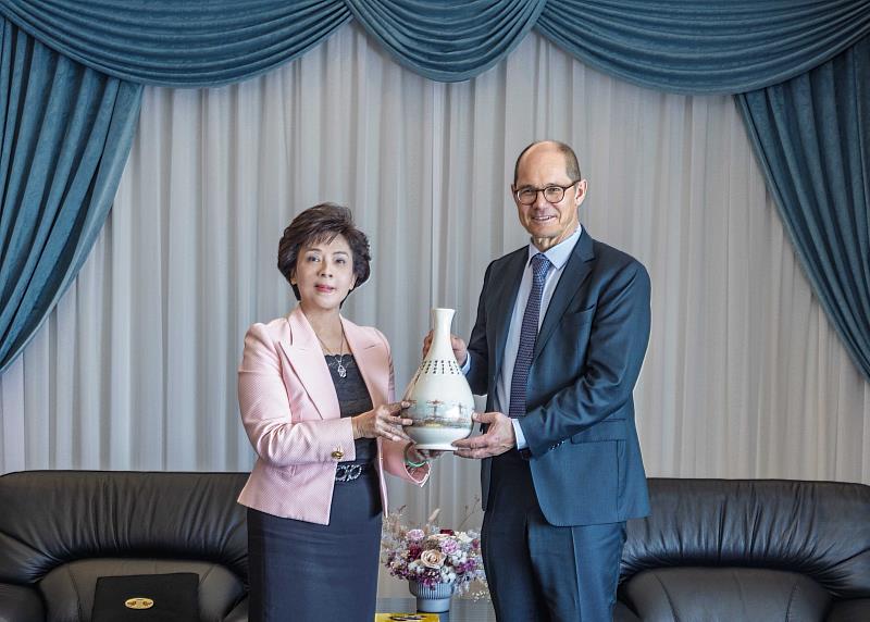 淡江大學董事長張家宜（左）向外交系熊貓講者Prof. Dr. Rüdiger Veil說明熊貓講座的緣由，並親贈淡江特色花瓶。（圖／淡江大學提供）