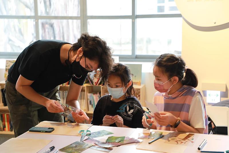 2場手作工作坊「藏書票」及「植物藍曬手縫書」,歡迎親子一起報名同樂。圖/曬書店提供