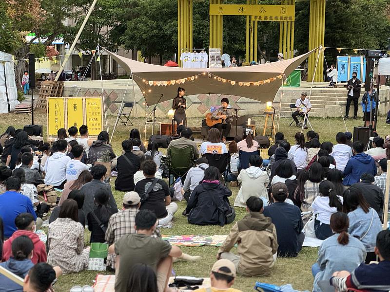 邀請南西肯恩、謝震廷、曾立馨等藝人於草地上愜意開唱。圖/好好生活書店提供