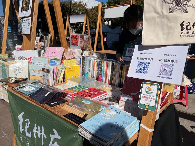 集結31間獨立書店、13間出版社,攜手好好手感微笑市集,現場共上百個攤位。圖/紀州庵文學森林提供。