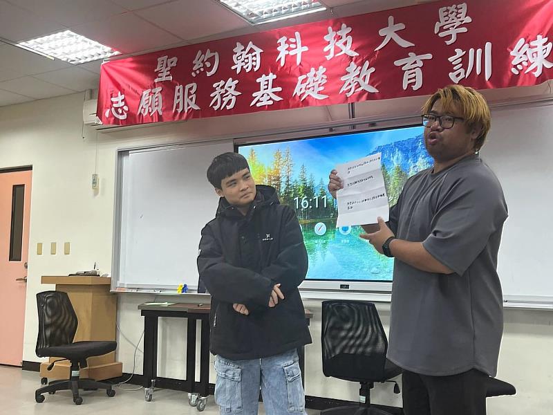 王建傑老師（右）主講「自我了解及自我肯定」，透過活動與討論，引導學員認識自我特質。