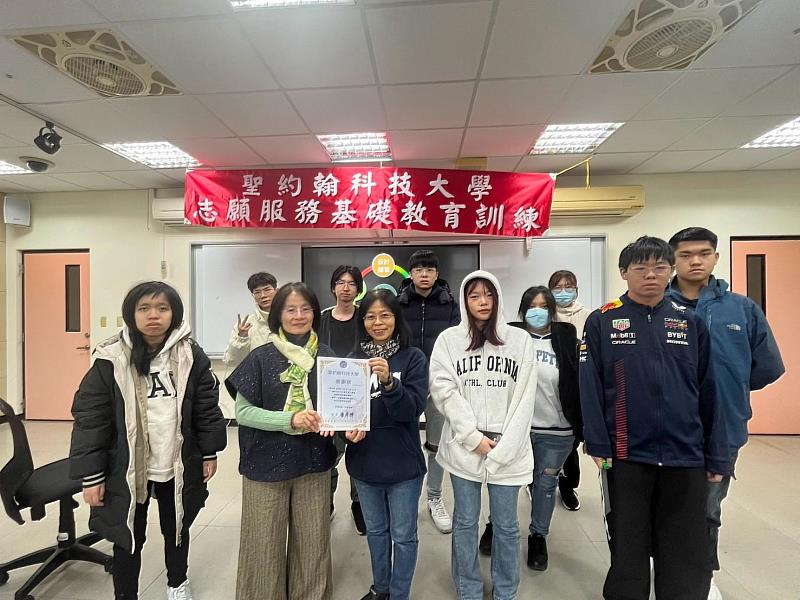 黃明雪老師分享「志願服務經驗」，透過實務案例說明服務現場的挑戰與收穫。